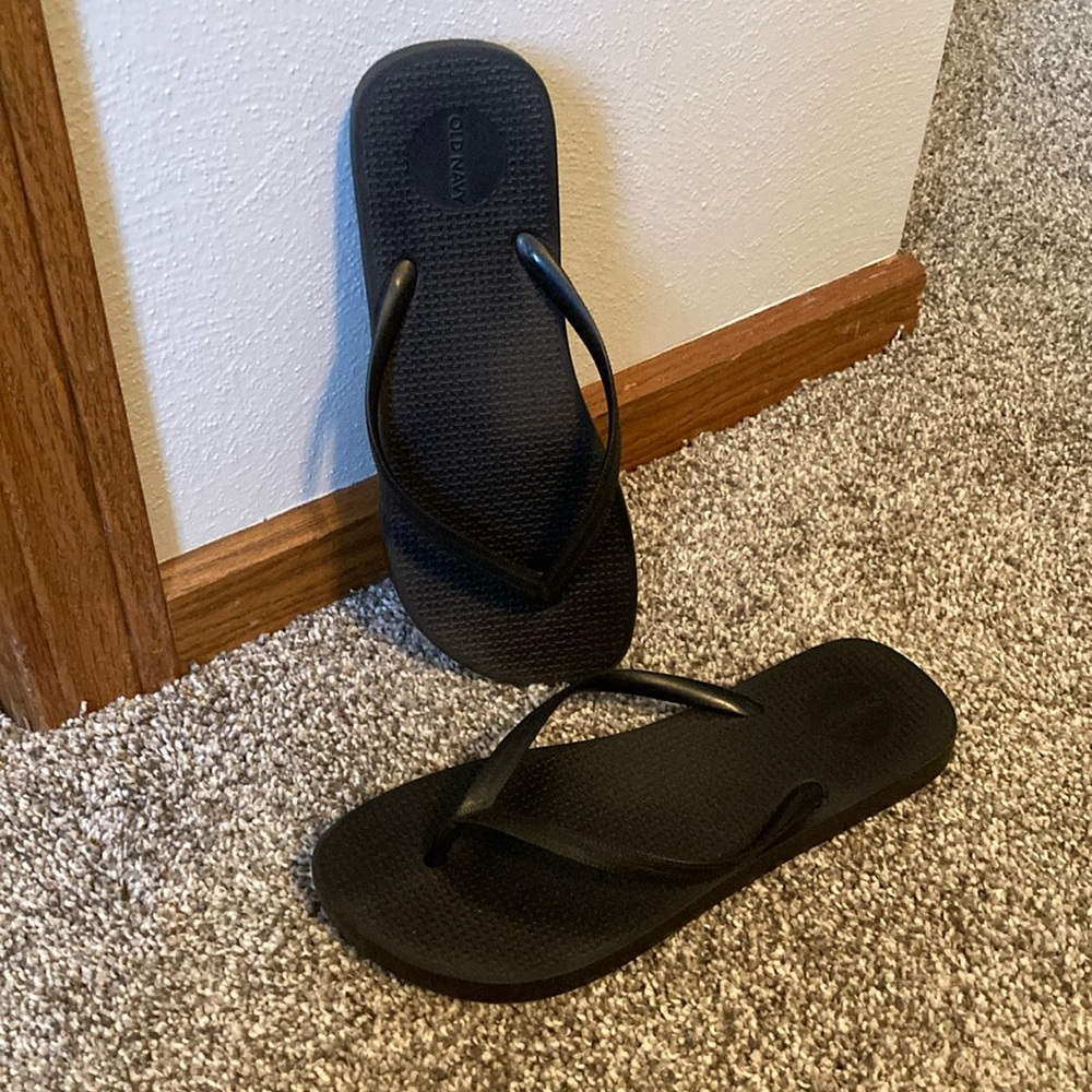 Black Old Navy, flip-flops